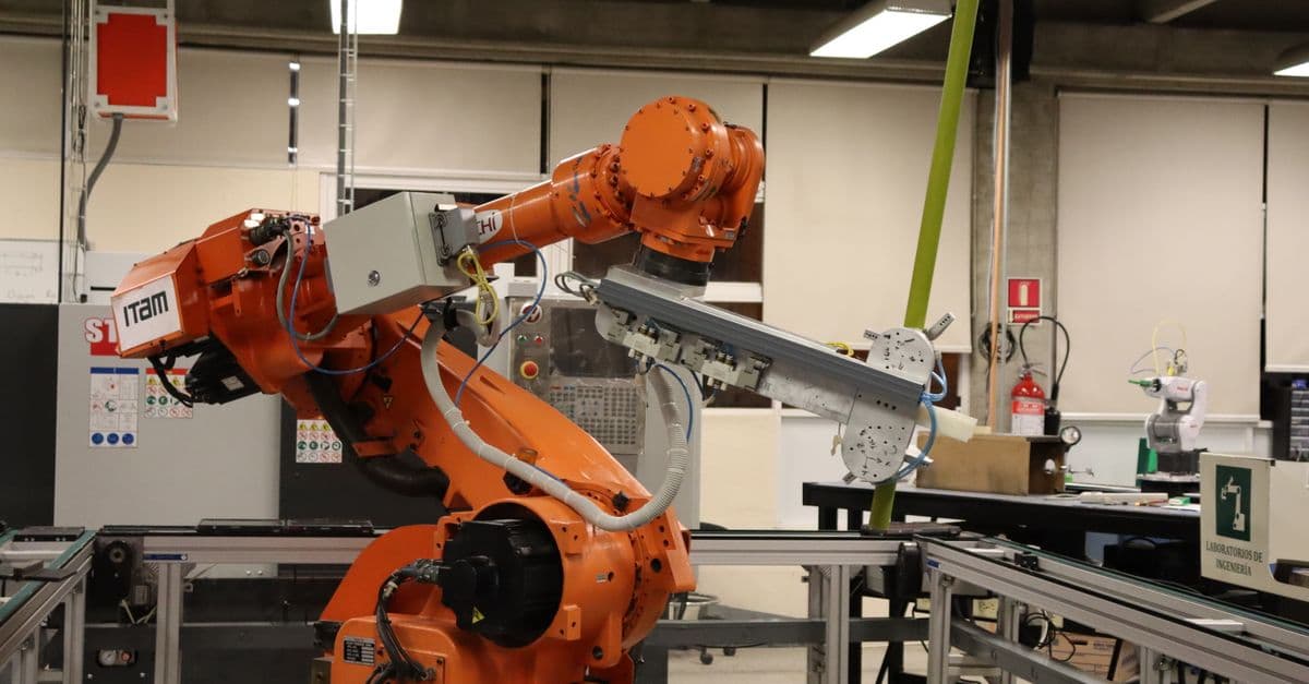 Industrial robotic arm in a Ciudad de México lab setting, showcasing automation technology.